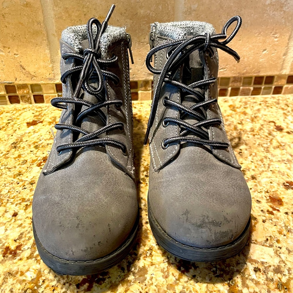 Girls gray zip-up boots.